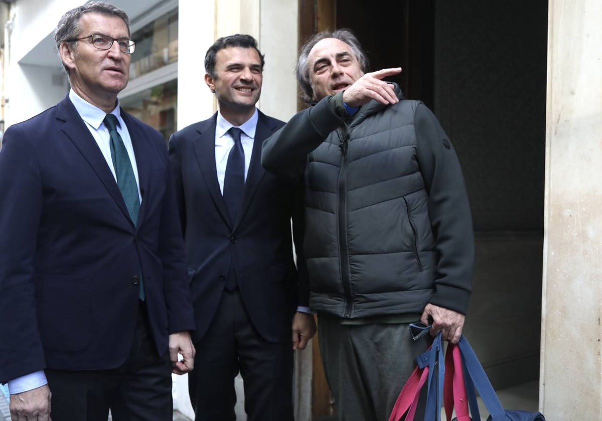 Feijóo, Bruno y Selu se encuentran causalmente en el centro de Cádiz.