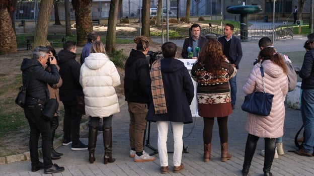 Bruno está convocando encuentros con los medios en plazas y espacios públicos de la ciudad.