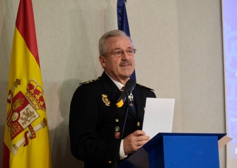 Imagen secundaria 1 - La Policía Nacional confirma en Cádiz su «compromiso y lealtad» con la provincia en el día de su 199 aniversario