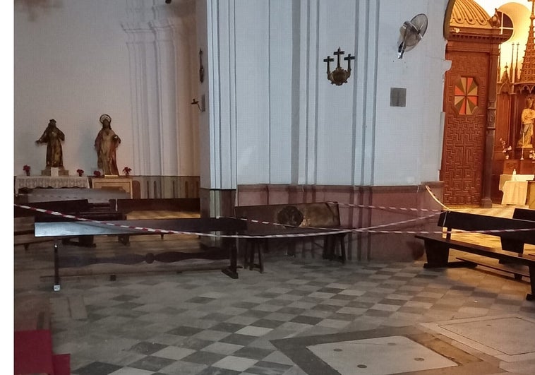 Caen varios cascotes del techo en interior de la iglesia de San Francisco, en Cádiz