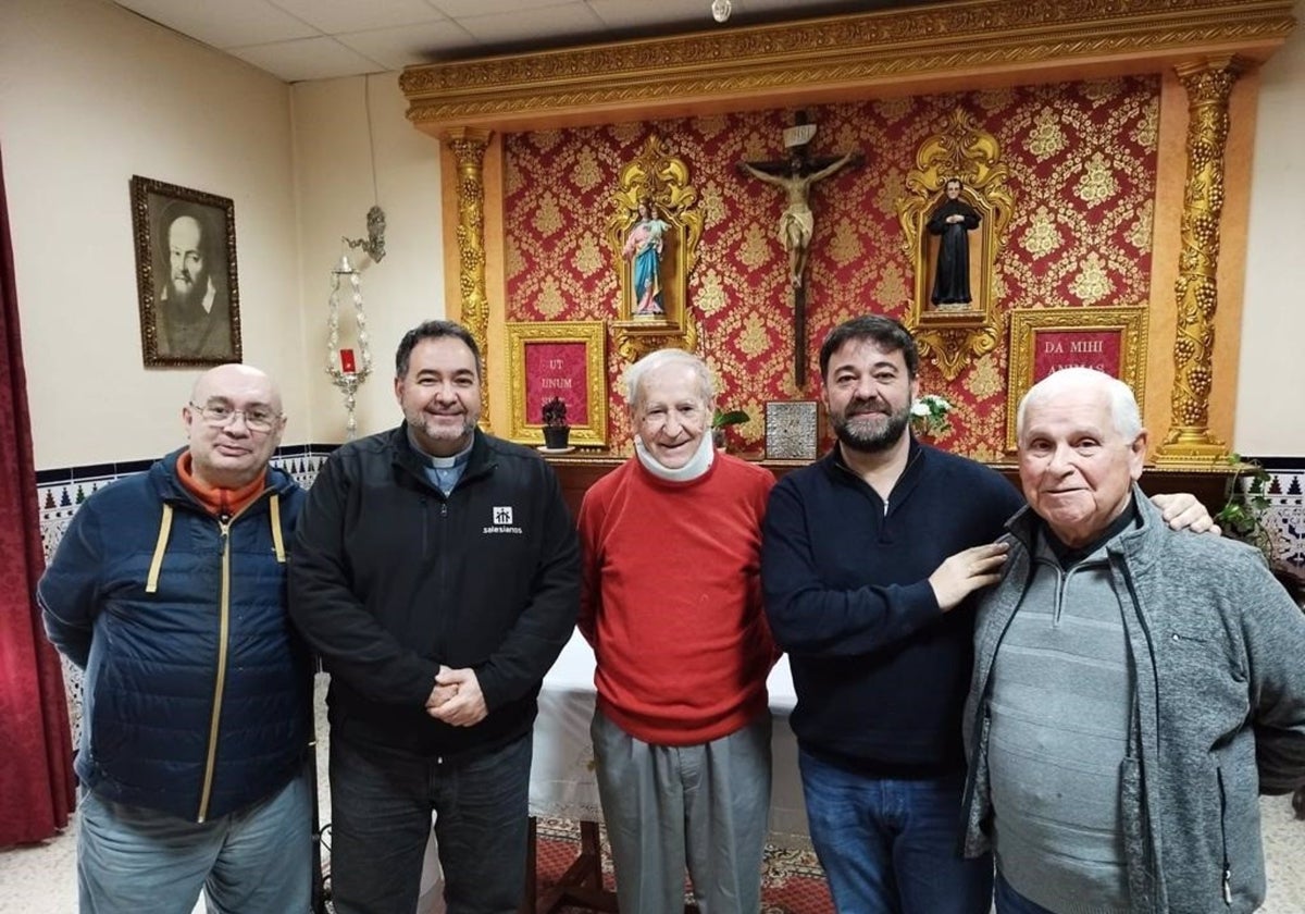 Antonio Rodríguez, en el centro de la imagen, en su comunidad salesiana tras el alta hospitalaria.