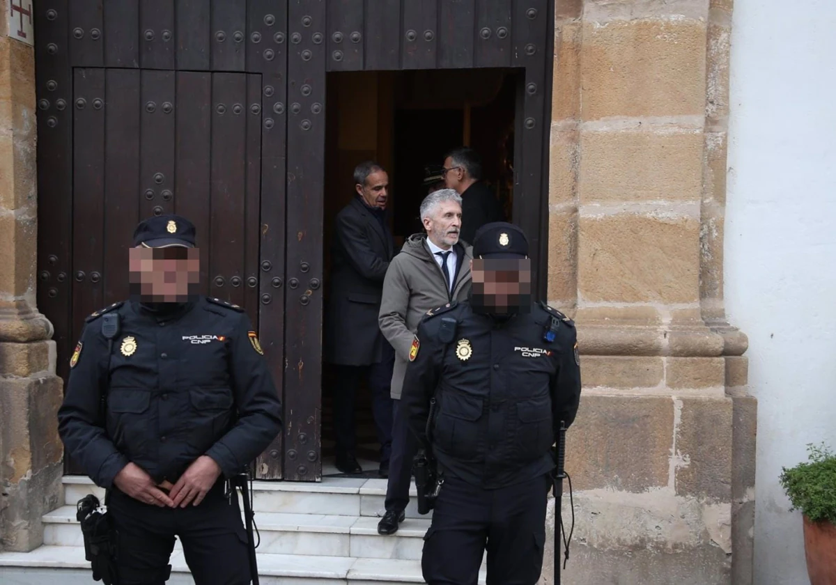 El ministro de Interior, Fernando Grande-Marlaska, saliendo de la iglesia de La Palma.