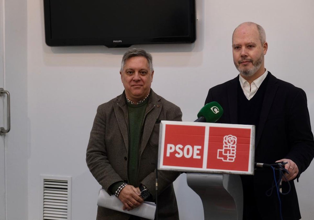 Óscar Torres y José Ramón Ortega, en la sede del PSOE de Cádiz.