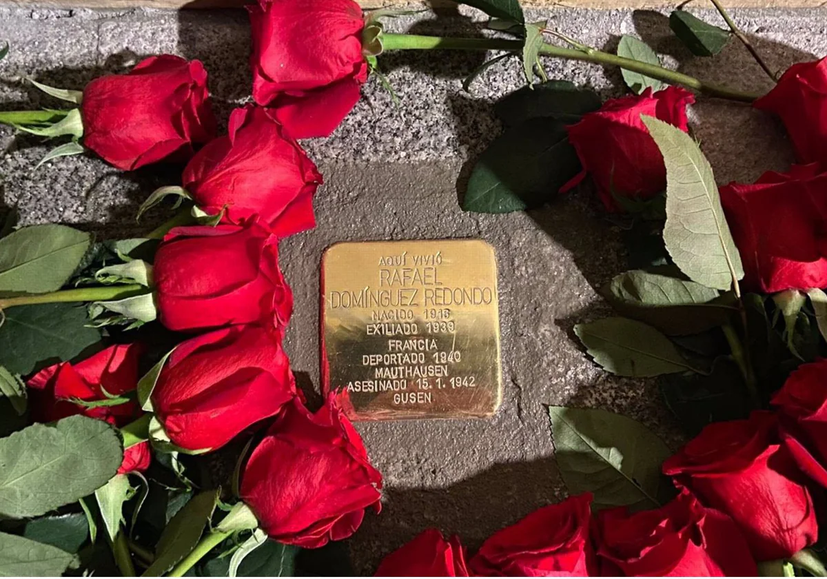 Piedra de la memoria de Stolpersteine colocada en Jerez en memoria del jerezano Rafael Domínguez Redondo, asesinado en el campo de concentración de Mathausen-Gusen durante la Segunda Guerra Mundial.