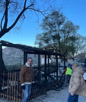 Imagen secundaria 2 - Susto en Benaocaz tras arder en plena noche el punto limpio