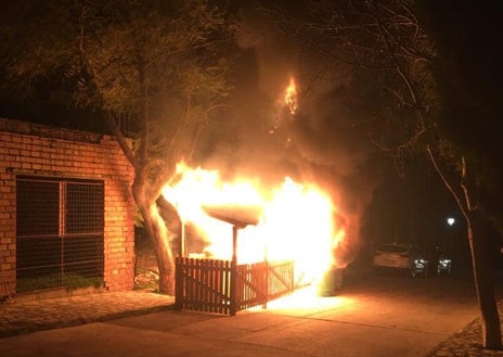 Imagen secundaria 1 - Susto en Benaocaz tras arder en plena noche el punto limpio