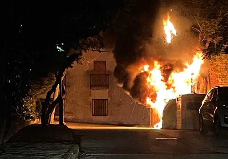 Susto en Benaocaz tras arder en plena noche el punto limpio