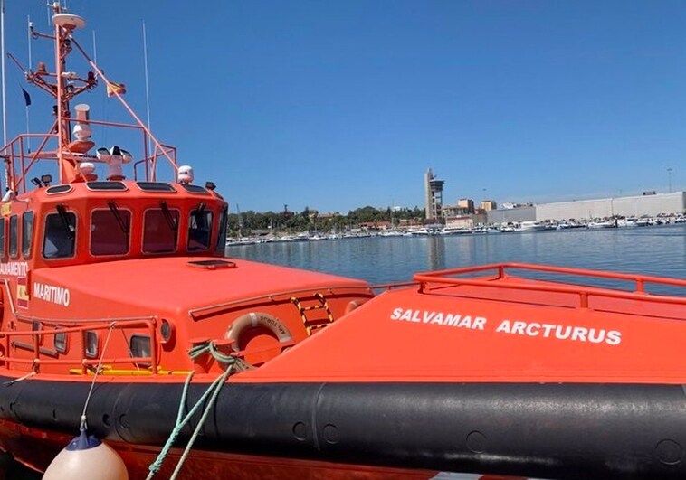Rescatados seis subsaharianos a quince millas de Tarifa en una embarcación hinchable de juguete