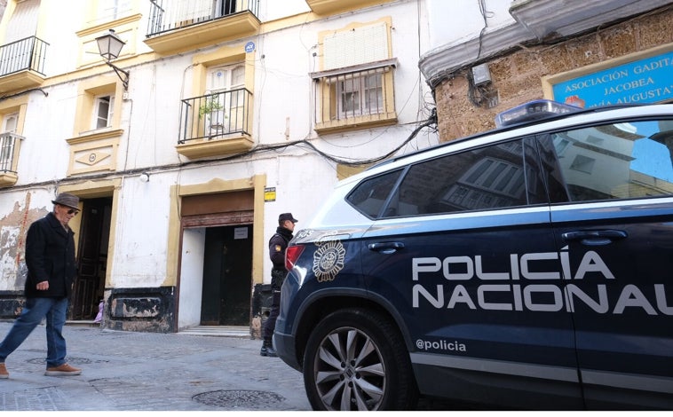 Imagen principal - Desalojo de okupas en el centro histórico de Cádiz