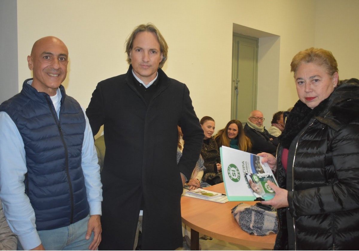 Ismael Beiro, junto a representantes de Vecinos Cádiz-Federación 5 de abril.