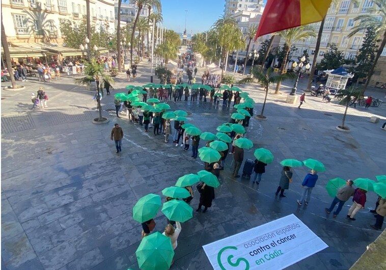 Concentración y lazo humano en Cádiz en el Día Mundial Contra el Cáncer