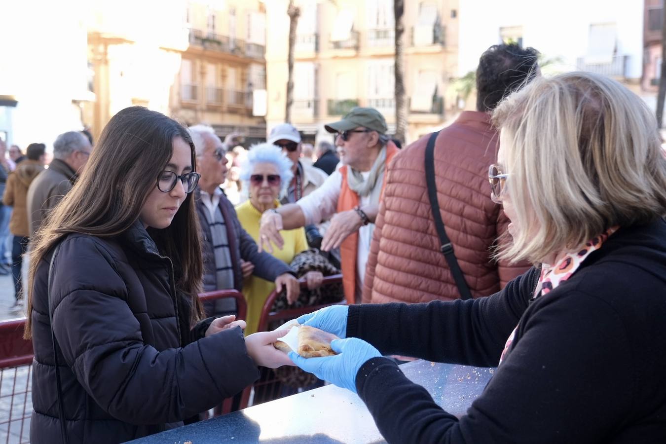 Fotos: Largas colas en la Catedral en la Gran Empanada Popular