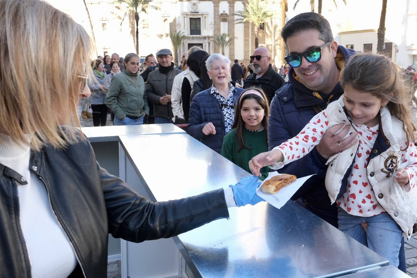 Fotos: Largas colas en la Catedral en la Gran Empanada Popular