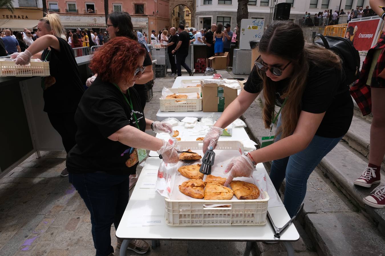 Fotos: Largas colas en la Catedral en la Gran Empanada Popular