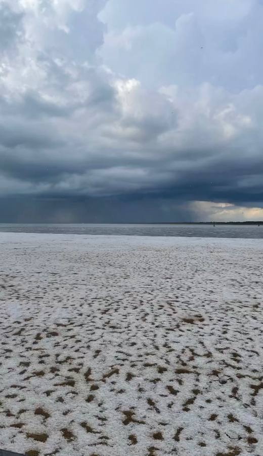 Fotos: la impresionante granizada en Sanlúcar deja sus calles teñidas de blanco