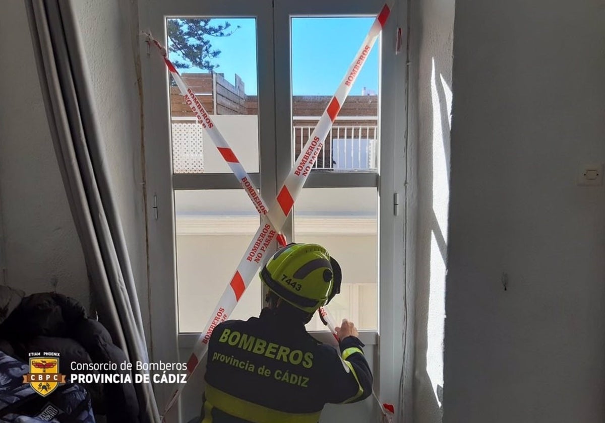 En estado grave el joven que cayó desde un segundo piso al desprenderse un balcón de su casa en Cádiz