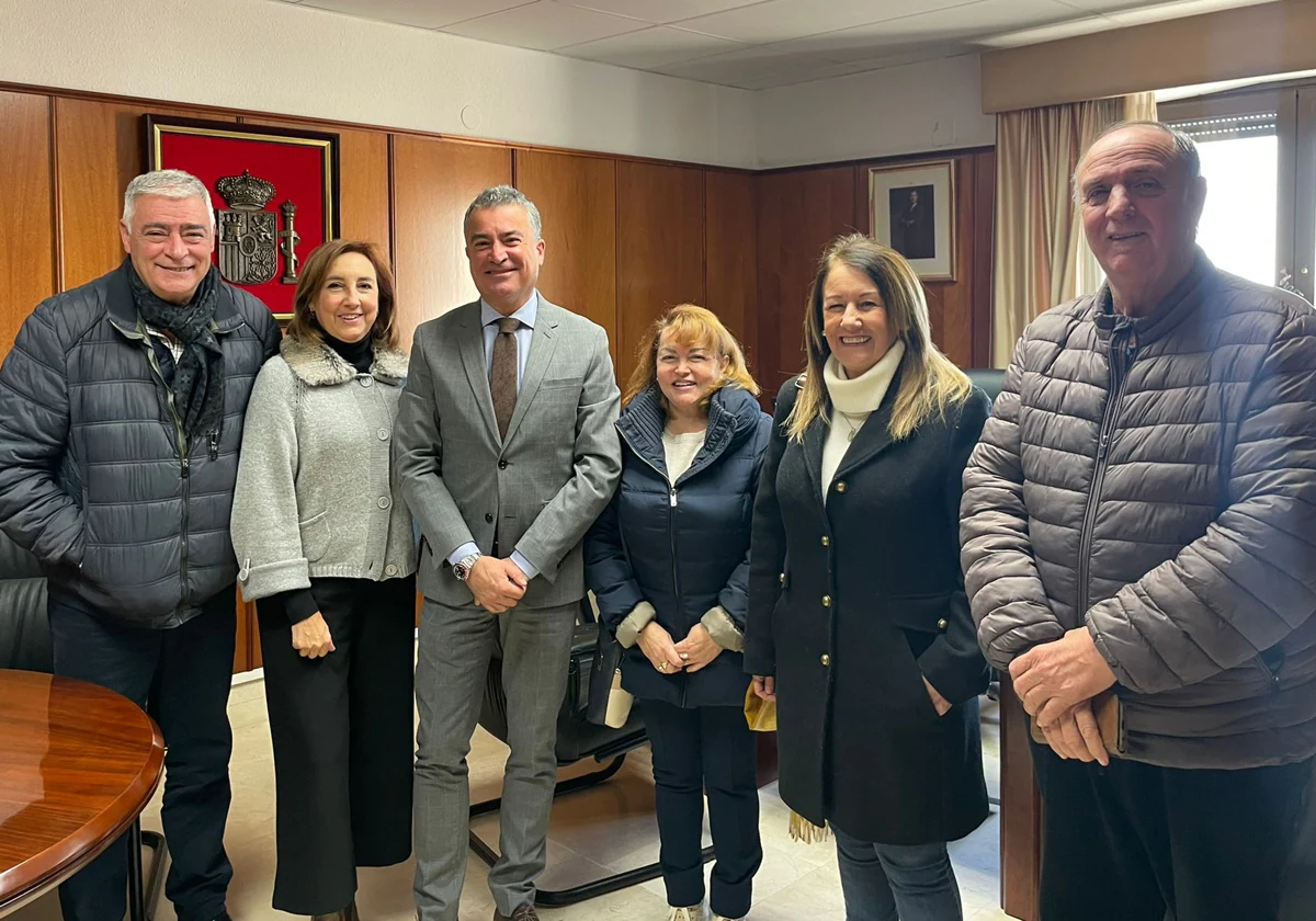 El presidente de la Federación Nexos junto con miembros de la Junta Directiva, el Fiscal Jefe de la provincia de Cádiz y la Fiscal Jefa Antidroga de Andalucía.