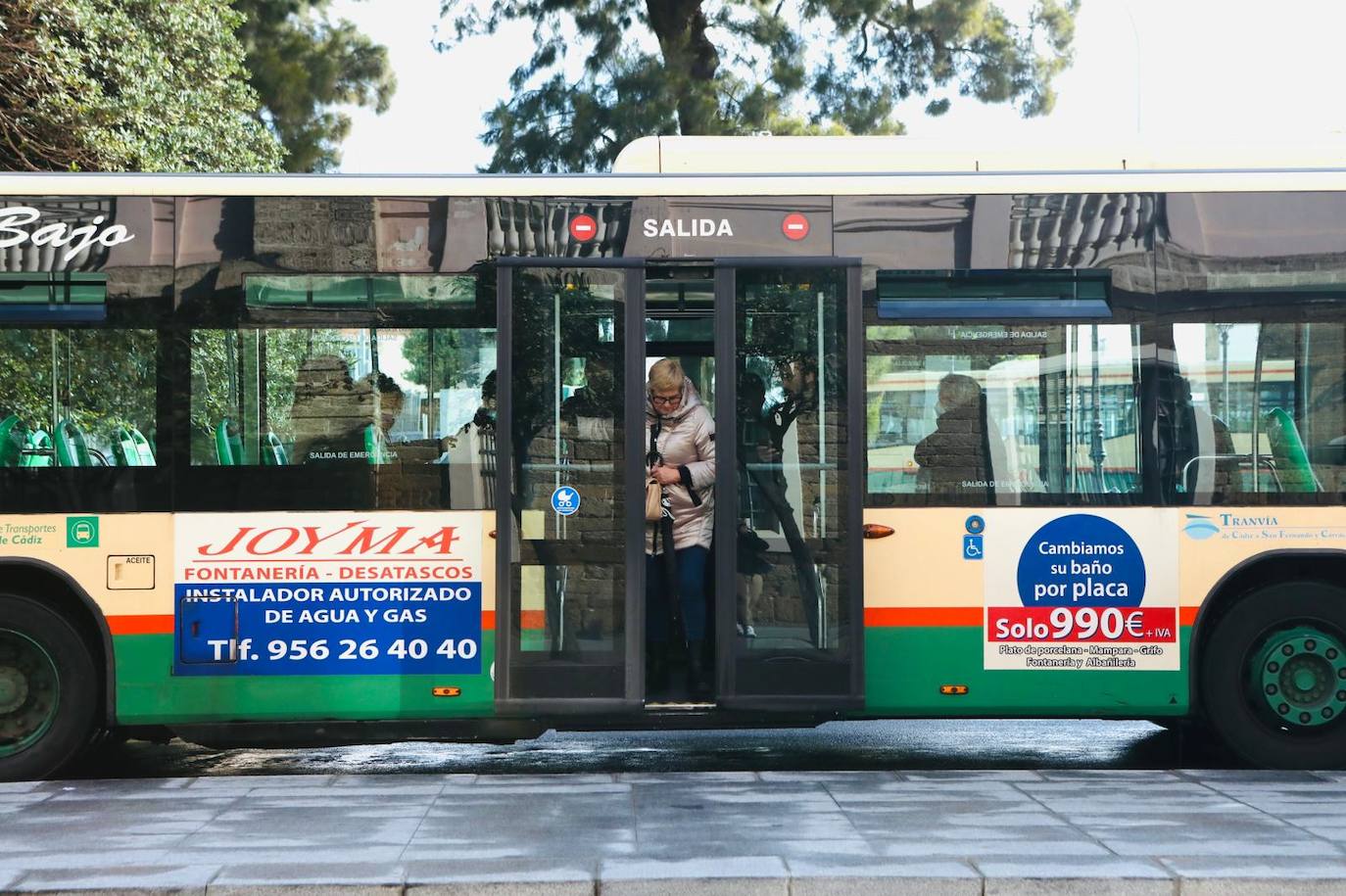 Fotos: fin de la mascarilla en el transporte público de Cádiz