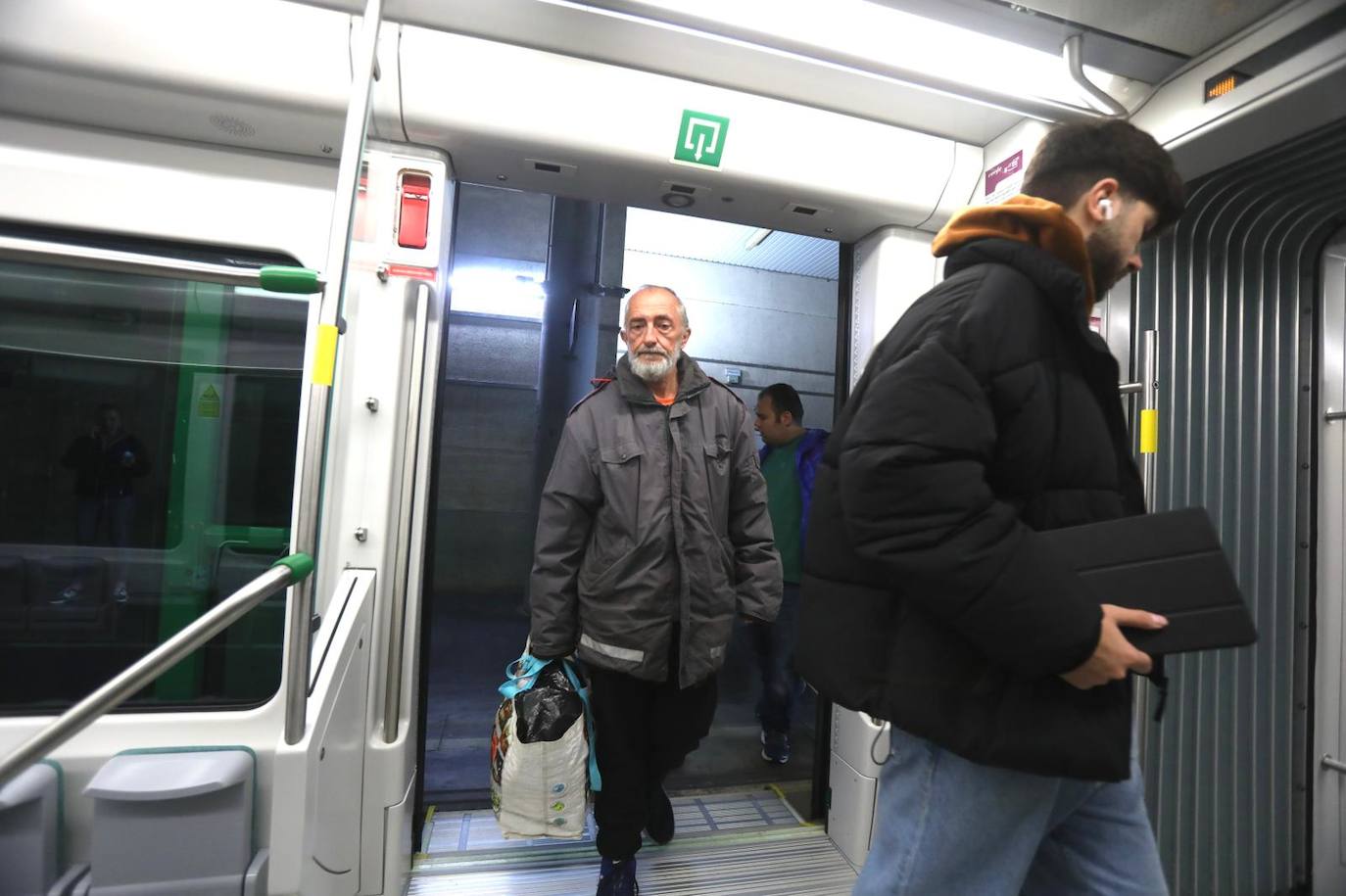 Fotos: fin de la mascarilla en el transporte público de Cádiz