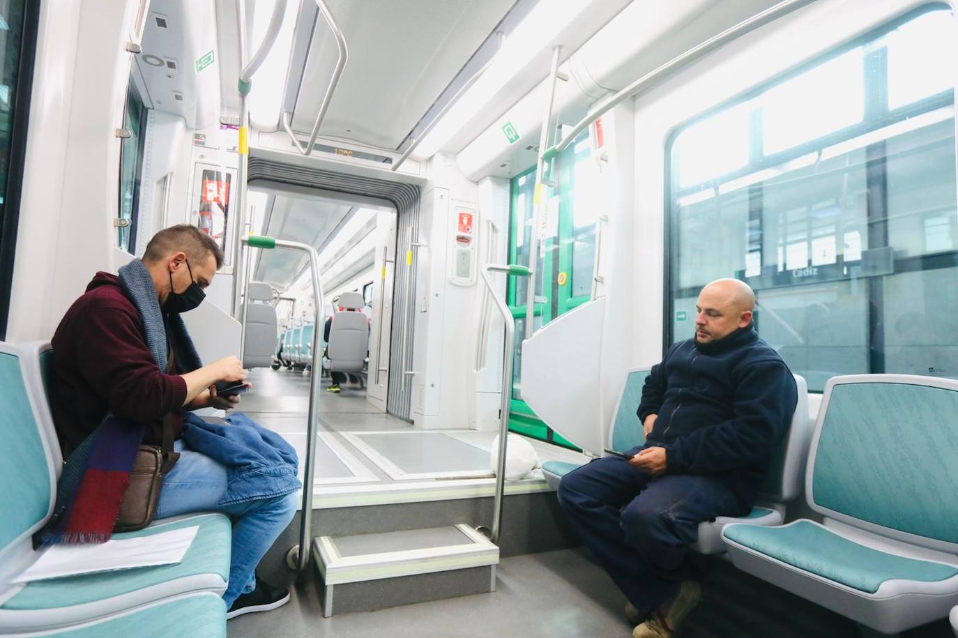 Fotos: fin de la mascarilla en el transporte público de Cádiz