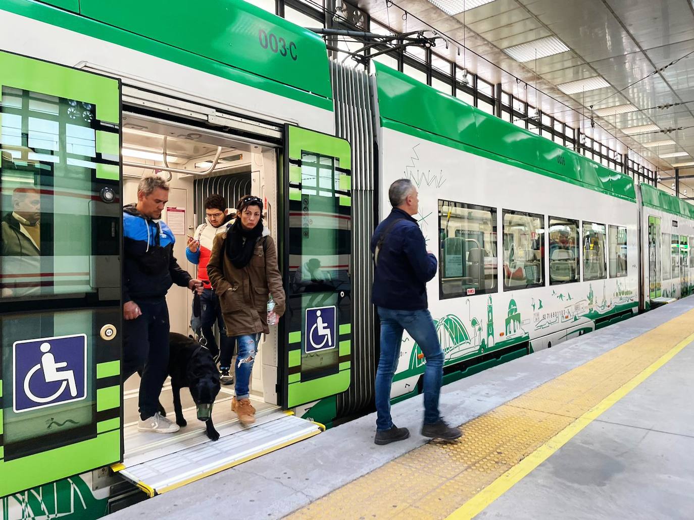 Fotos: fin de la mascarilla en el transporte público de Cádiz