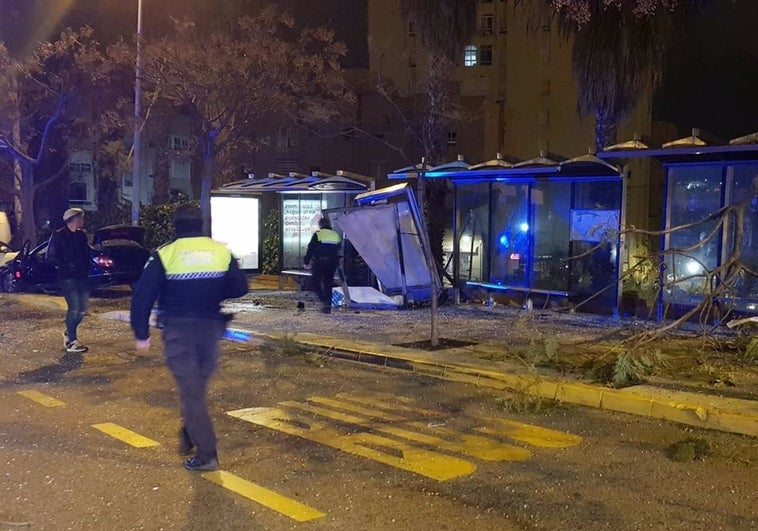 Un conductor ebrio colisiona contra una parada de autobús y varios árboles en Algeciras