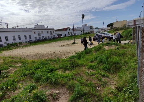 Imagen secundaria 1 - Vecinos de El Puerto limpian ellos mismos un solar abandonado ante la «inacción» del Ayuntamiento