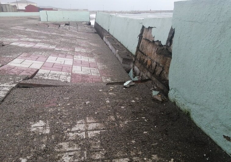 El temporal de viento deja varios destrozos en el paseo marítimo de La Línea