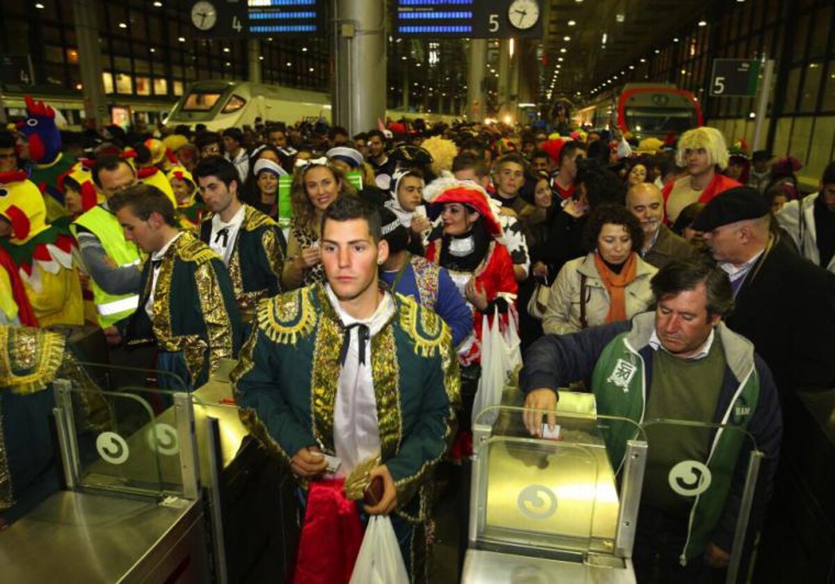 Visitantes llegando al Carnaval de Cádiz en tren