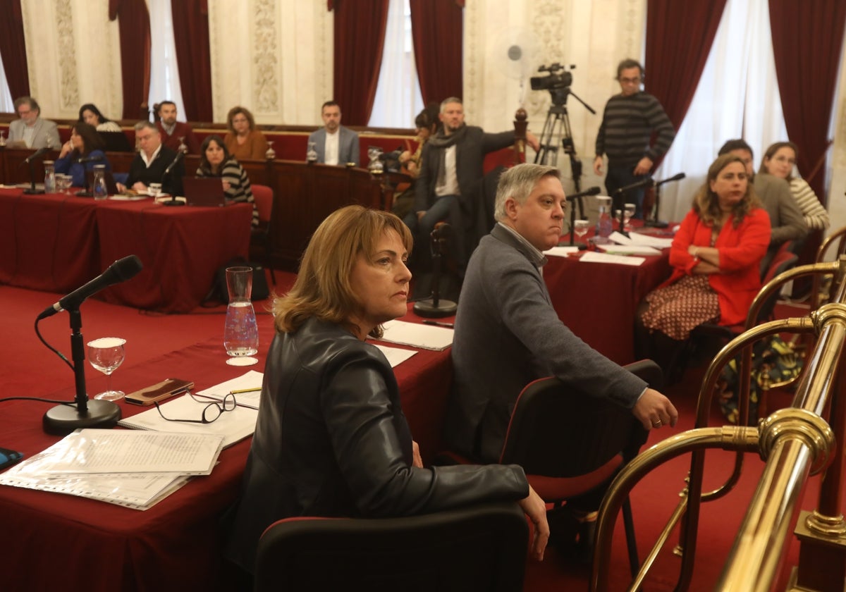 Los concejales socialistas de Cádiz, en un momento del pleno celebrado este jueves en el Ayuntamiento.