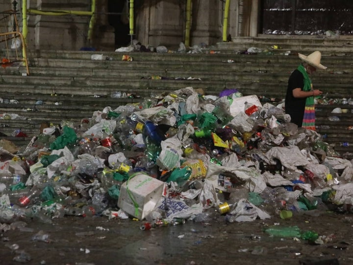 Fotos y vídeo: El Sábado de Carnaval deja un macrobotellón y toneladas de basura