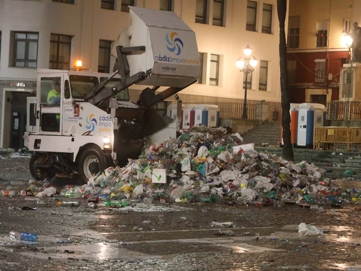 Fotos y vídeo: El Sábado de Carnaval deja un macrobotellón y toneladas de basura