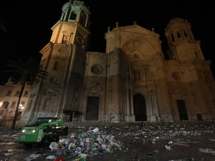 Fotos y vídeo: El Sábado de Carnaval deja un macrobotellón y toneladas de basura