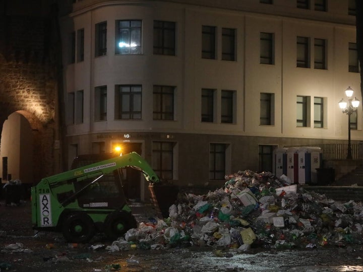 Fotos y vídeo: El Sábado de Carnaval deja un macrobotellón y toneladas de basura