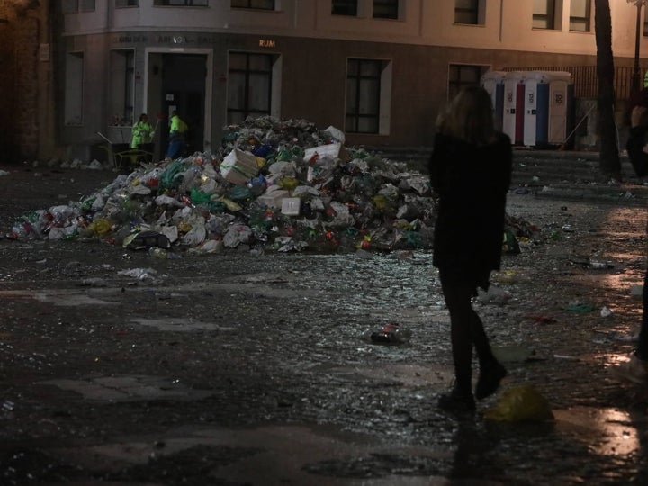 Fotos y vídeo: El Sábado de Carnaval deja un macrobotellón y toneladas de basura
