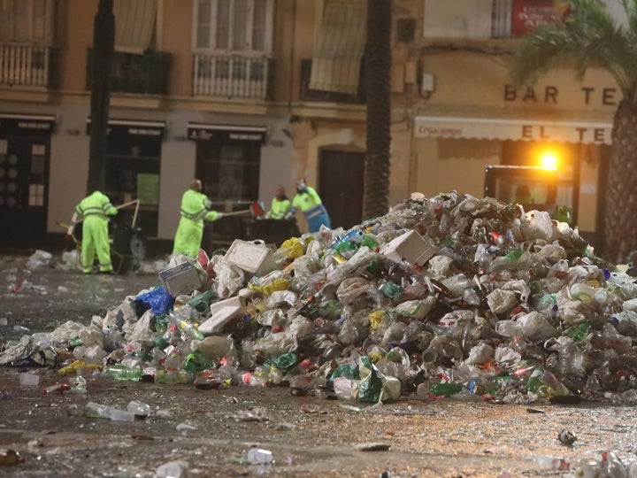 Fotos y vídeo: El Sábado de Carnaval deja un macrobotellón y toneladas de basura