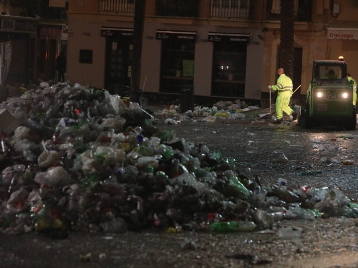 Fotos y vídeo: El Sábado de Carnaval deja un macrobotellón y toneladas de basura