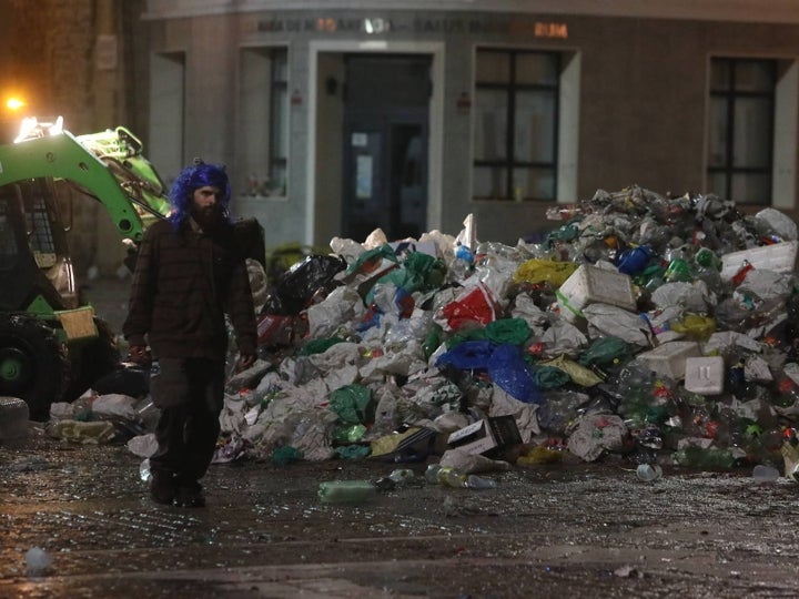 Fotos y vídeo: El Sábado de Carnaval deja un macrobotellón y toneladas de basura