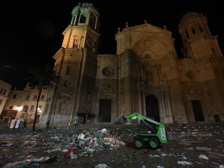 Fotos y vídeo: El Sábado de Carnaval deja un macrobotellón y toneladas de basura