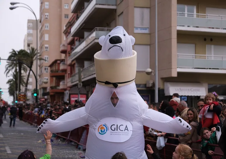 El oso perjudicado vuelve a Cádiz en la Cabalgata del Carnaval 2023