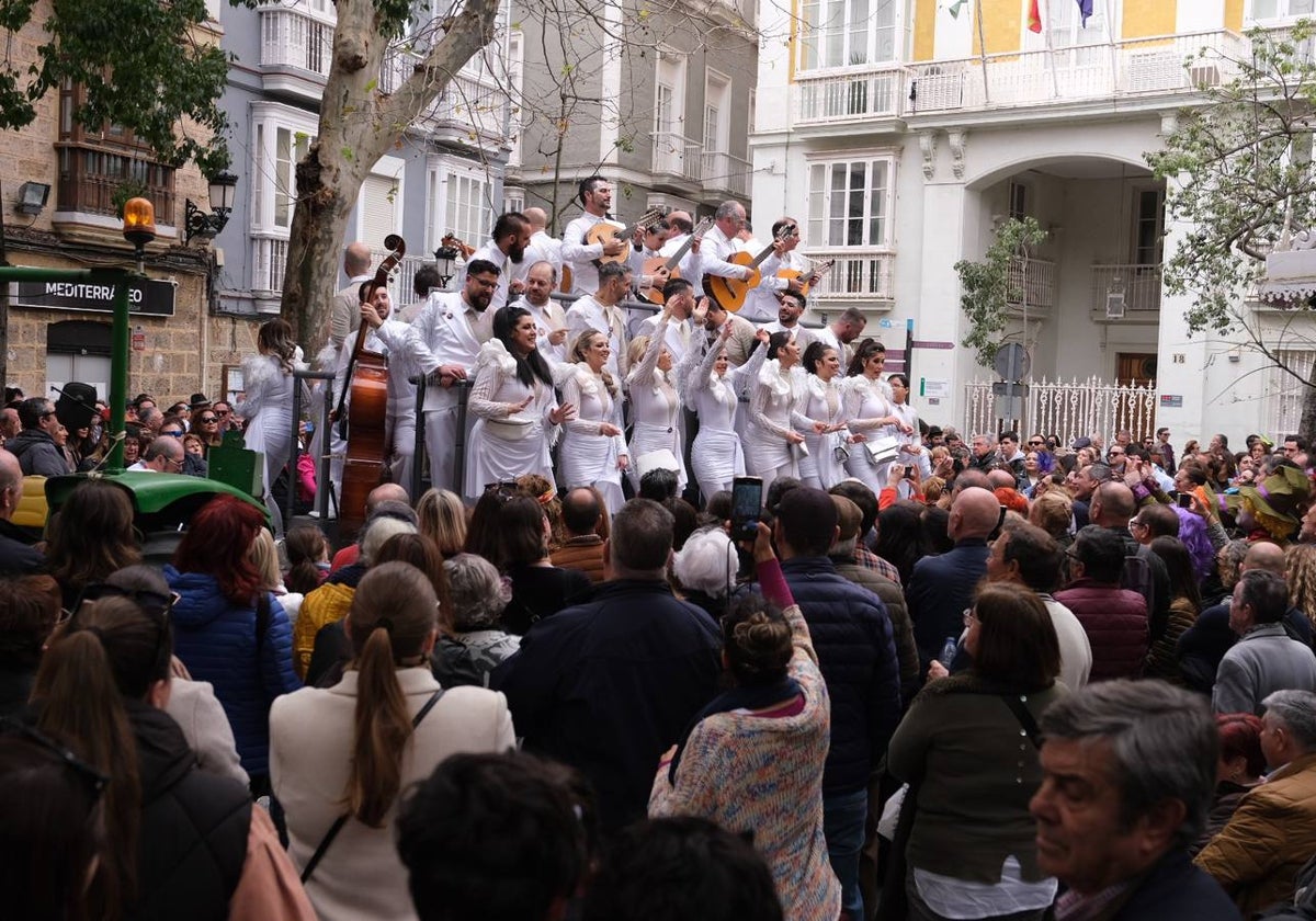 Gran ambiente el que se vivió este lunes de Carnaval en Cádiz