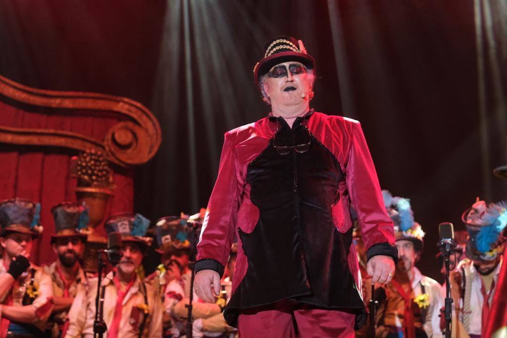 Las imágenes de la quema del Gran Momo 2023 y el ambiente en Cádiz el Martes de Carnaval