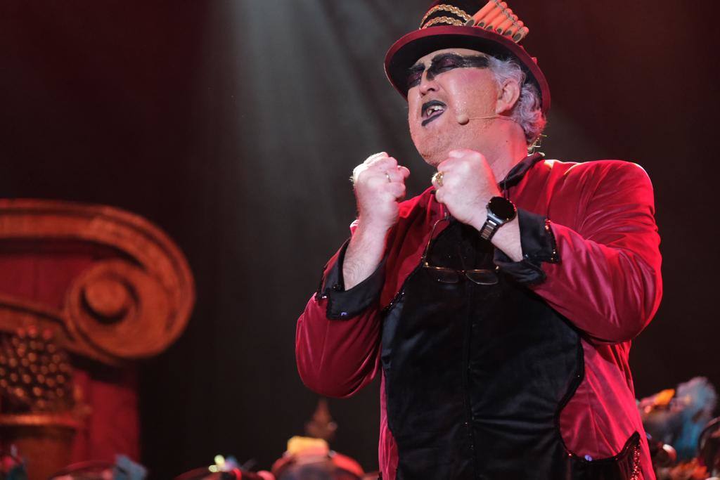 Las imágenes de la quema del Gran Momo 2023 y el ambiente en Cádiz el Martes de Carnaval