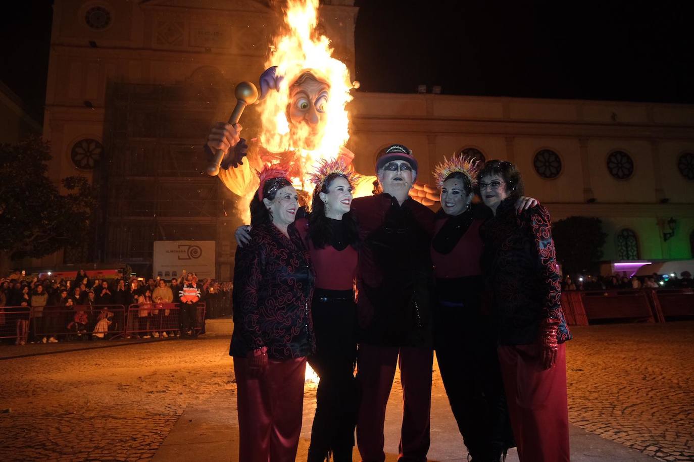 Las imágenes de la quema del Gran Momo 2023 y el ambiente en Cádiz el Martes de Carnaval