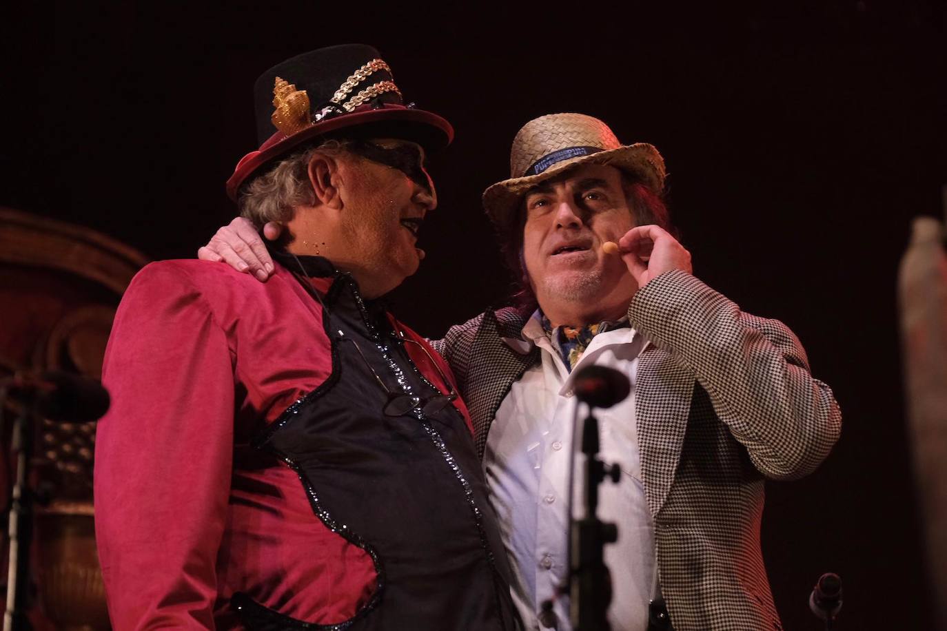 Las imágenes de la quema del Gran Momo 2023 y el ambiente en Cádiz el Martes de Carnaval