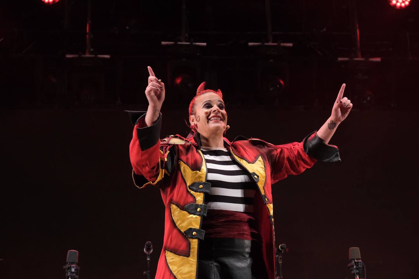 Las imágenes de la quema del Gran Momo 2023 y el ambiente en Cádiz el Martes de Carnaval