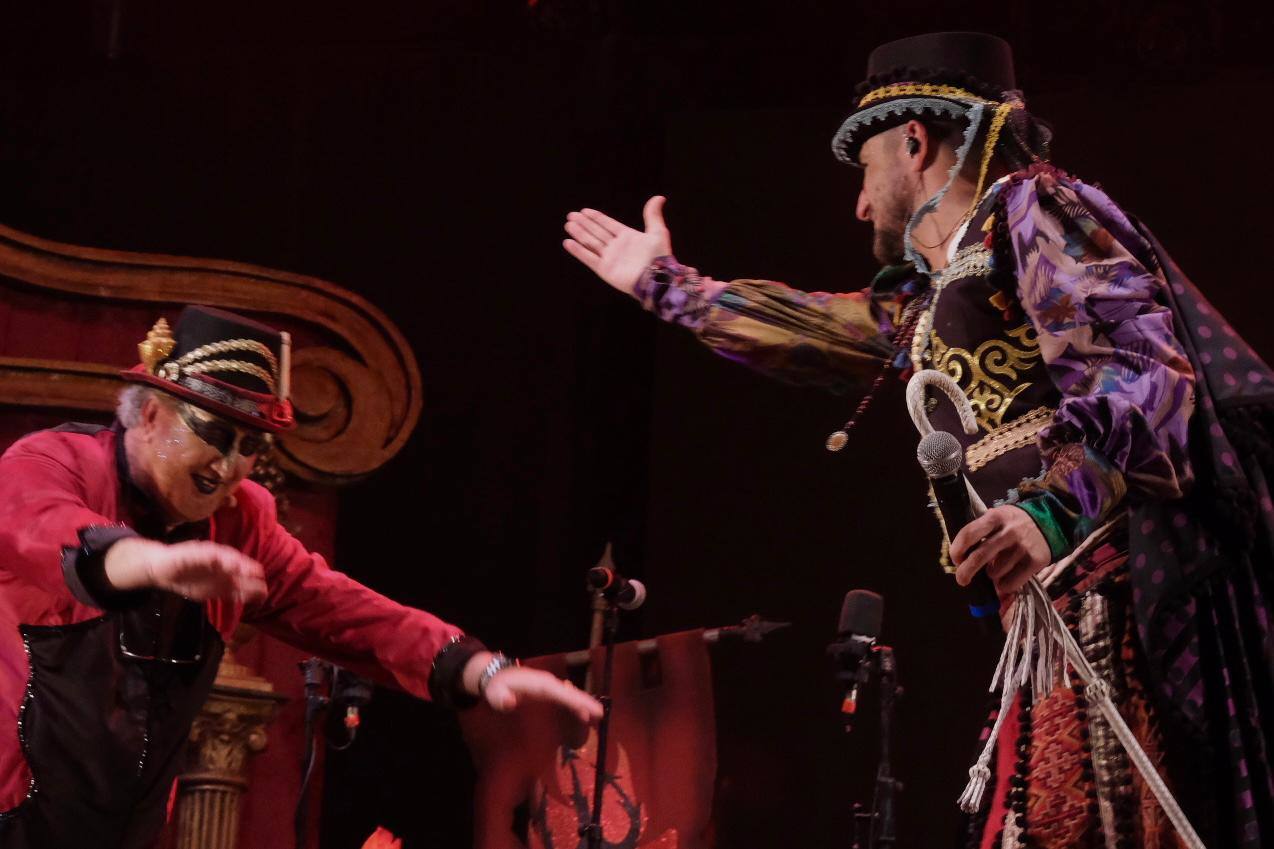 Las imágenes de la quema del Gran Momo 2023 y el ambiente en Cádiz el Martes de Carnaval