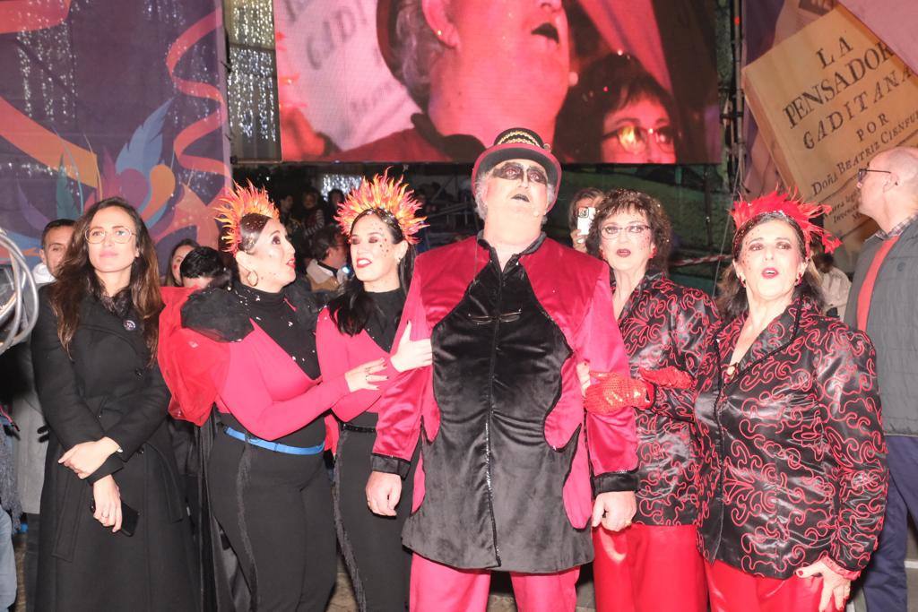 Las imágenes de la quema del Gran Momo 2023 y el ambiente en Cádiz el Martes de Carnaval