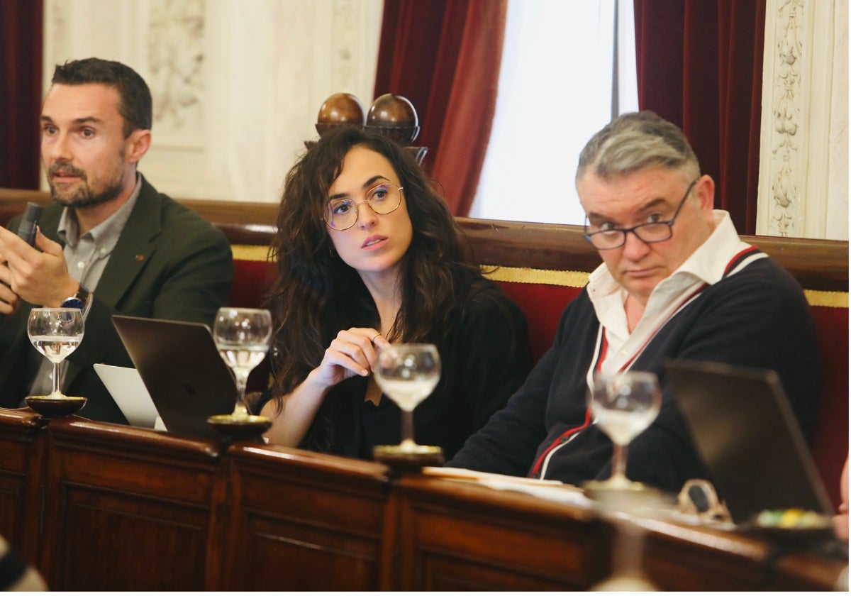 Paco Cano, junto a Lola Cazalilla, en el pleno del Ayuntamiento de Cádiz.