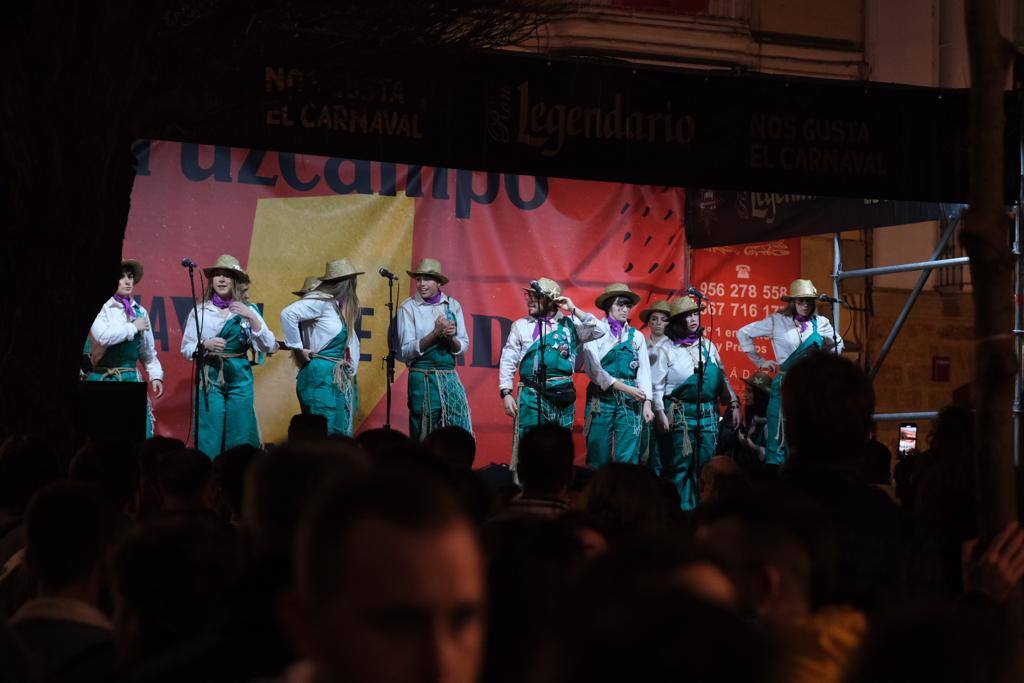 Las imágenes de la quema del Gran Momo 2023 y el ambiente en Cádiz el Martes de Carnaval